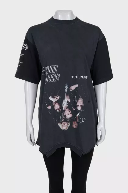 Black T-shirt with a distressed effect
