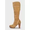 Insulated suede boots with a zipper