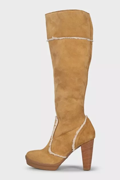 Insulated suede boots with a zipper
