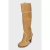 Insulated suede boots with a zipper