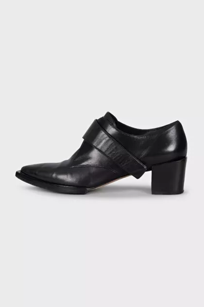 Leather shoes with velcro