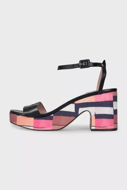 Leather sandals with printed soles