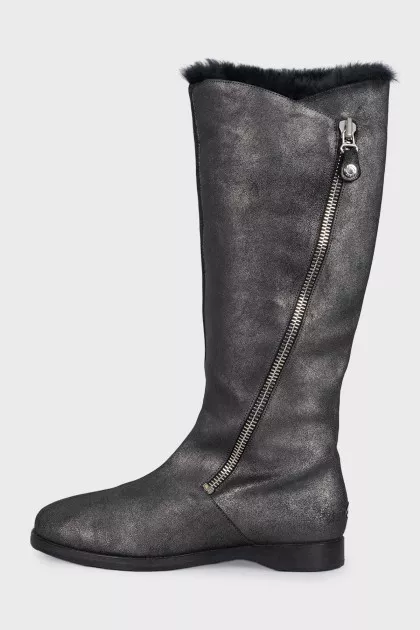 Leather boots with a decorative zipper