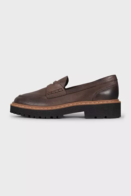 Leather loafers with round toes