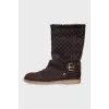 Insulated boots with embossed suede