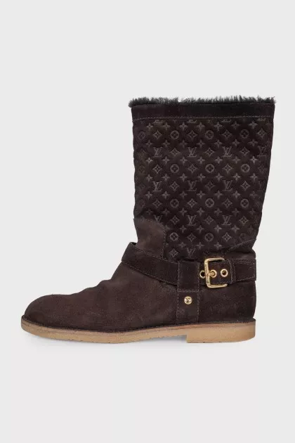 Insulated boots with embossed suede