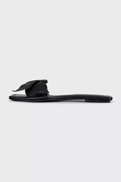 Black leather flip flops with a bow