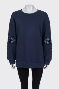 Sweatshirt with perforated sleeves