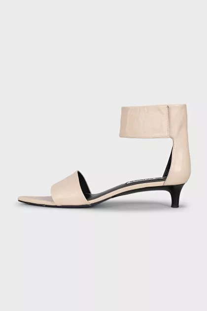 Шкіряні босоніжки на підборах kitten heel