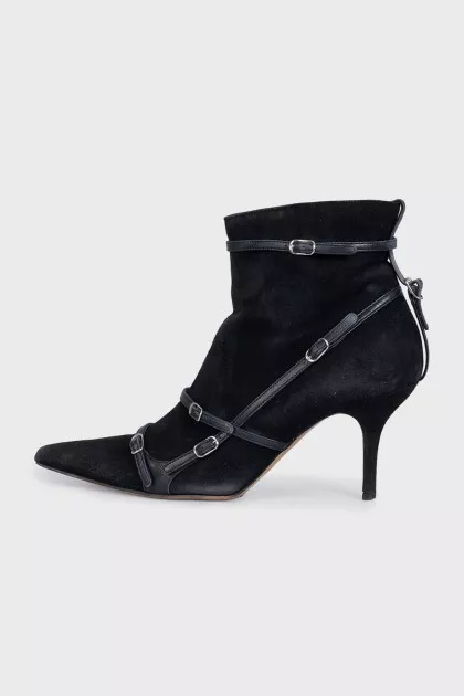 Suede ankle boots decorated with straps