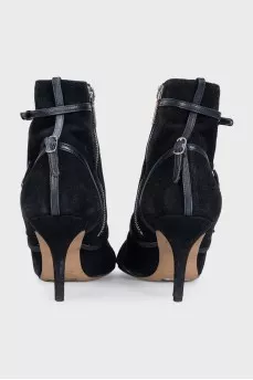 Suede ankle boots decorated with straps