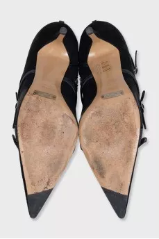 Suede ankle boots decorated with straps