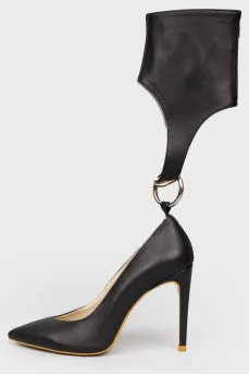 Shoes with a ring and a removable ankle