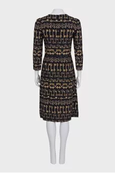 Черное платье с принтом из ключей