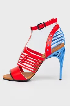 Sands with plastic closed heel
