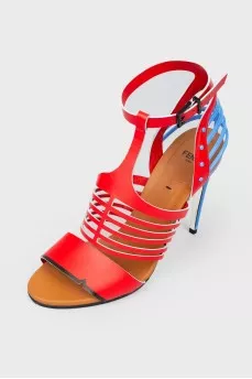Sands with plastic closed heel
