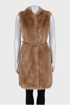 Knitted vest with buttons and belt