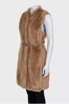 Knitted vest with buttons and belt