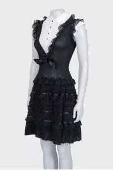 Fitted dress with buttons and ruffles