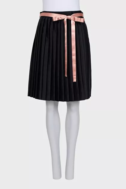 Black skirt with a pink belt