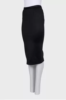 Fitted black skirt