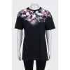 Straight black T-shirt with a floral print