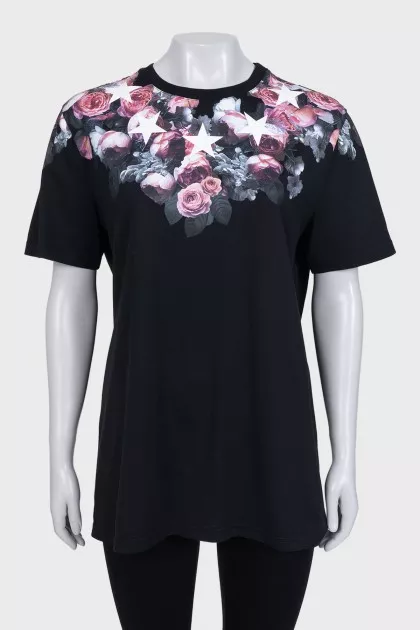 Straight black T-shirt with a floral print