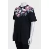 Straight black T-shirt with a floral print