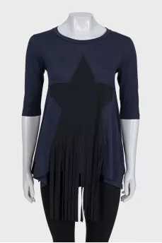 T-shirt decorated with a fringed patch