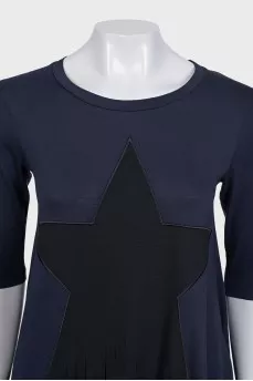 T-shirt decorated with a fringed patch