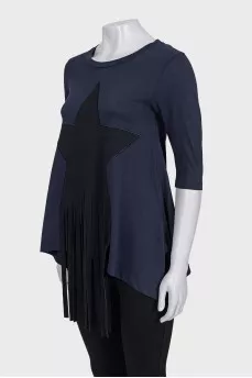 T-shirt decorated with a fringed patch