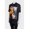 Чорна oversize футболка з принтом