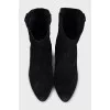 Замшевые ботильоны черного цвета на шпильке