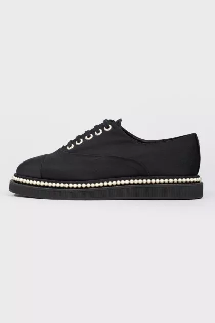 Sneakers with beads on the sole