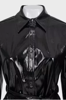 Fitted patent leather raincoat
