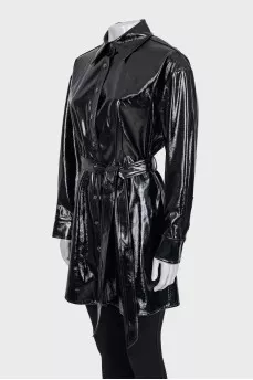 Fitted patent leather raincoat