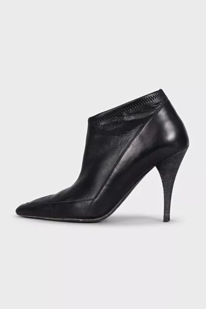 Leather ankle boots with pointed toe and heels
