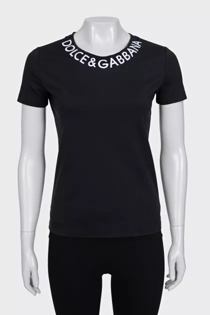 Black T-shirt with embroidery element