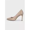 Leather pumps with gold logo