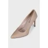 Leather pumps with gold logo