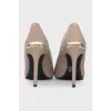 Leather pumps with gold logo