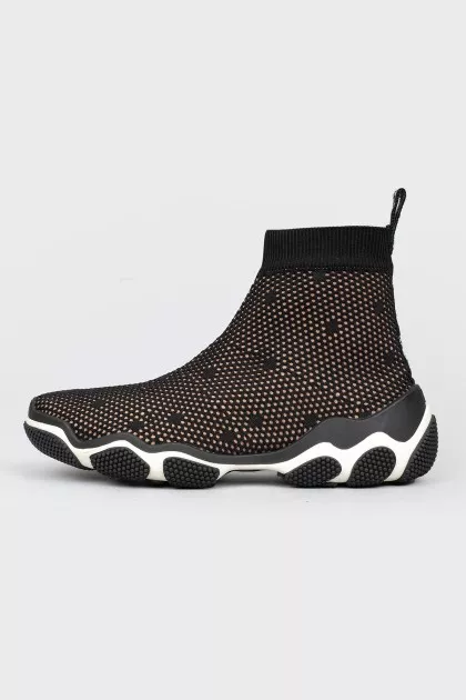 Sneakers-cuts in the net