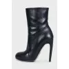 Leather ankle boots with a round toe heel