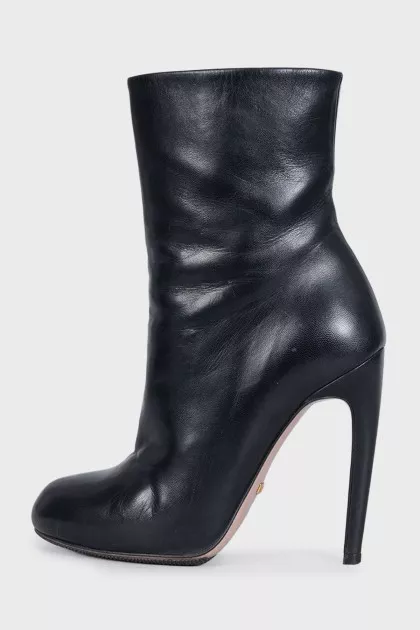Leather ankle boots with a round toe heel