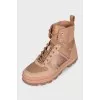 Бежеві черевики з фірмовим принтом