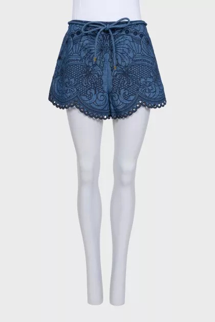 Shorts with a belt decorated with embroidery