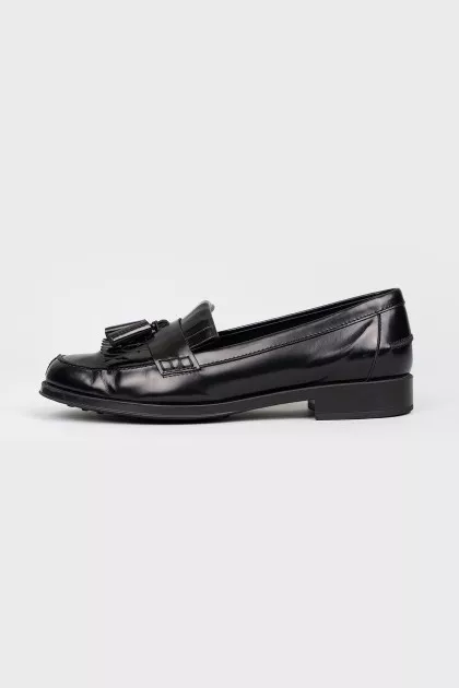 Black loafers at low speed with brushes