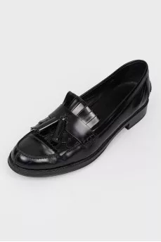 Black loafers at low speed with brushes