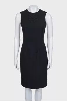 Fitted dress with voluminous decoration