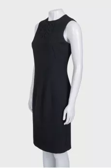 Fitted dress with voluminous decoration